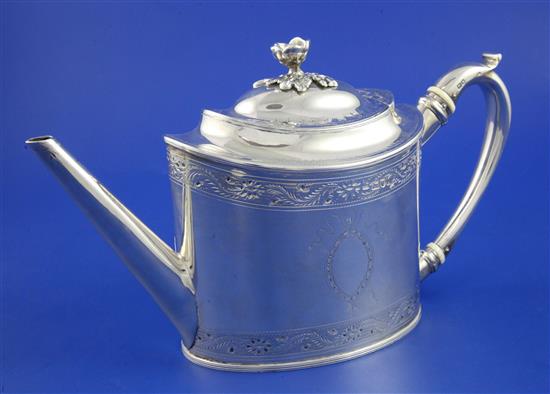 An Edwardian 18th century style silver teapot, gross 21 oz.